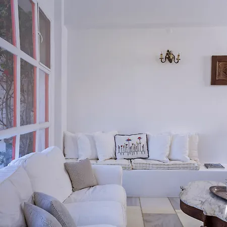 Rhenia Hotel Tourlos